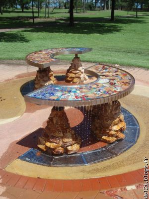 Une fontaine mozaique le long de l'Esplanade