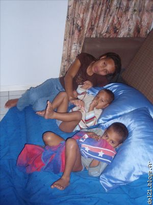 Anita et ses 2 fils dans "notre" appartement